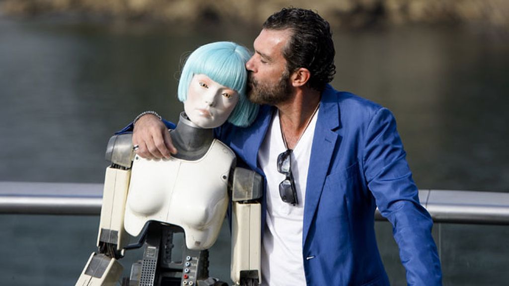 Reapareció Antonio Banderas y le dio un beso a su pareja 'autómata'