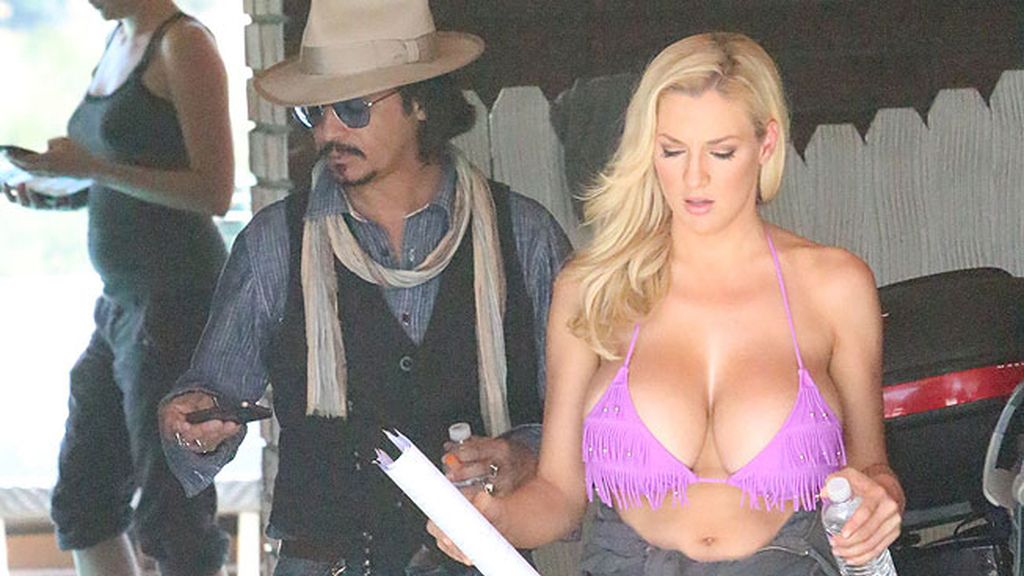 Vanessa veranea con sus hijos mientras Jhonny rueda ‘Who Killed Jhonny’