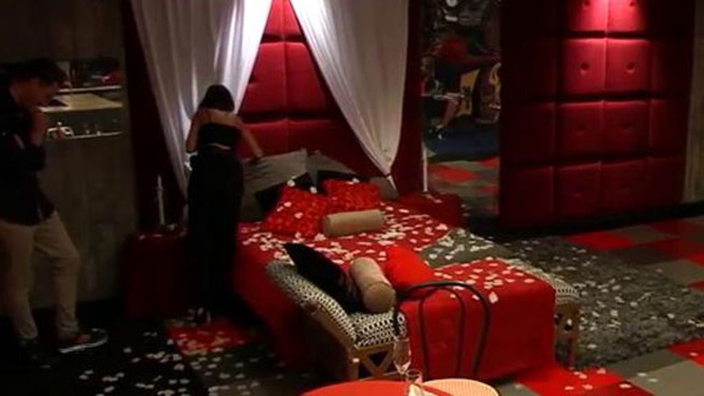 Tras conocerse su secreto, la pareja disfruta de su noche de bodas