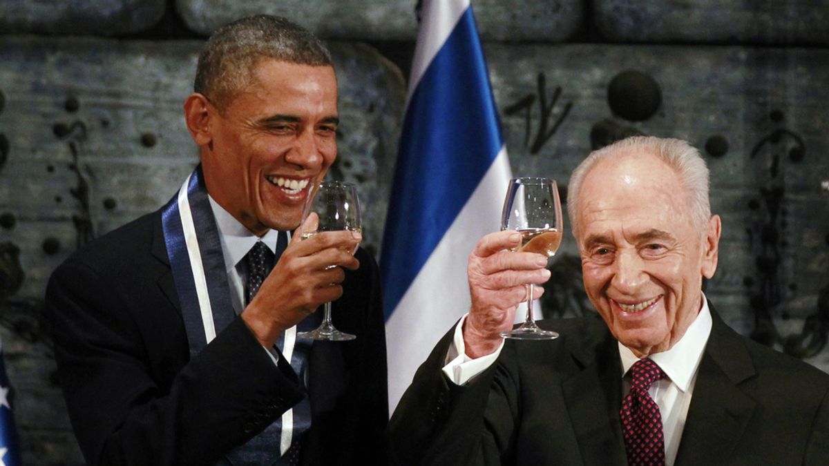 Obama brinda con Simon Peres durante la cena de gala de su visita a Israel