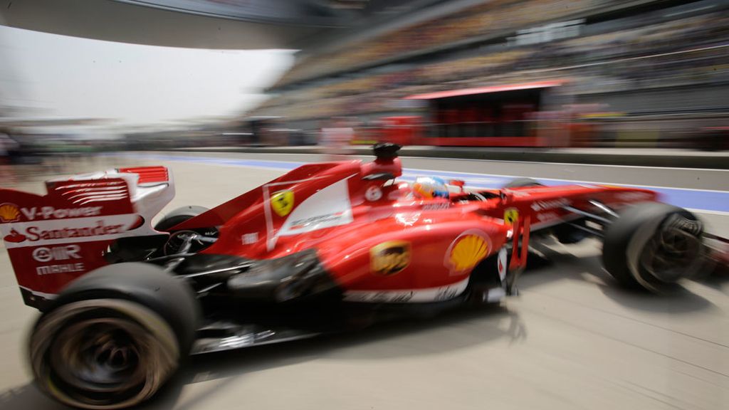 Fernando Alonso durante los libres en el GP de China