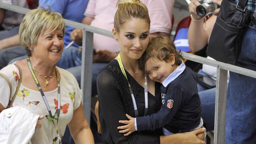 Alba Carrillo junto a su hijo Lucas y Belén, la madre de Feliciano López