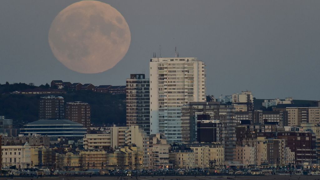 La ‘superluna’ vista desde Brighton, al sur de Inglaterra