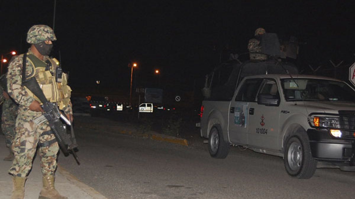 Los soldados vigilan la cárcel mexicana de Altamira