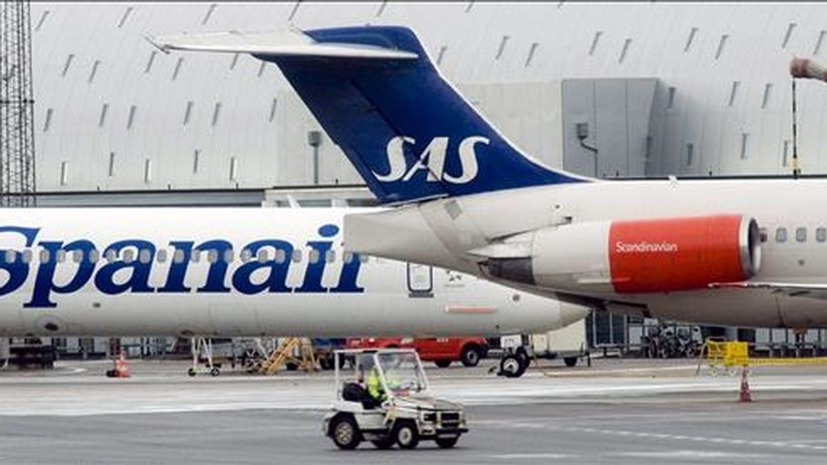 En la imagen, un avión de Spanair y otro de la compañía SAS. EFE/Archivo