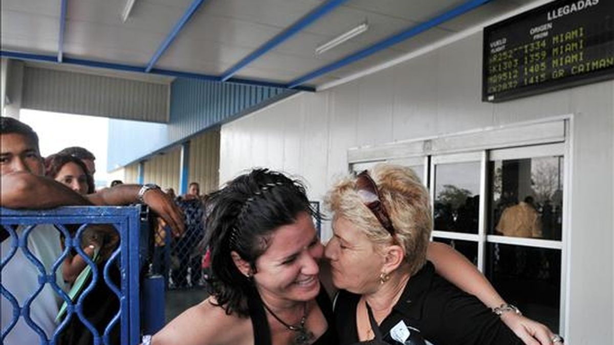 Ciudadanos cubanos reciben a sus familiares residentes en Estados Unidos este lunes en el aeropuerto de La Habana, luego de que el presidente Barack Obama decidiera levantar las restricciones a los viajes y envíos de remesas a Cuba. EFE