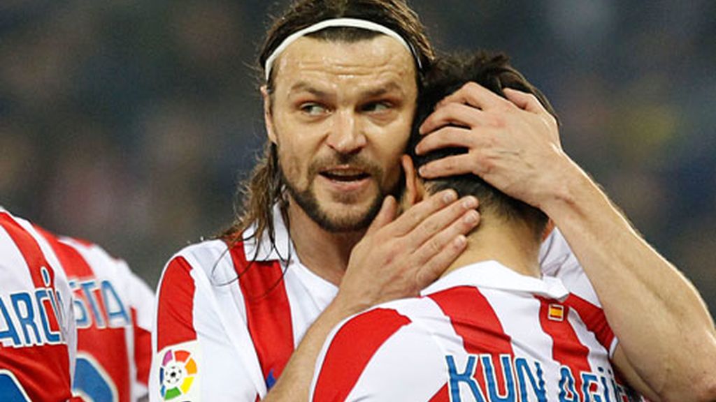 Ujfalusi abraza a su compañero tras un tanto atlético Ujfalusi abraza a su compañero tras un tanto atlético