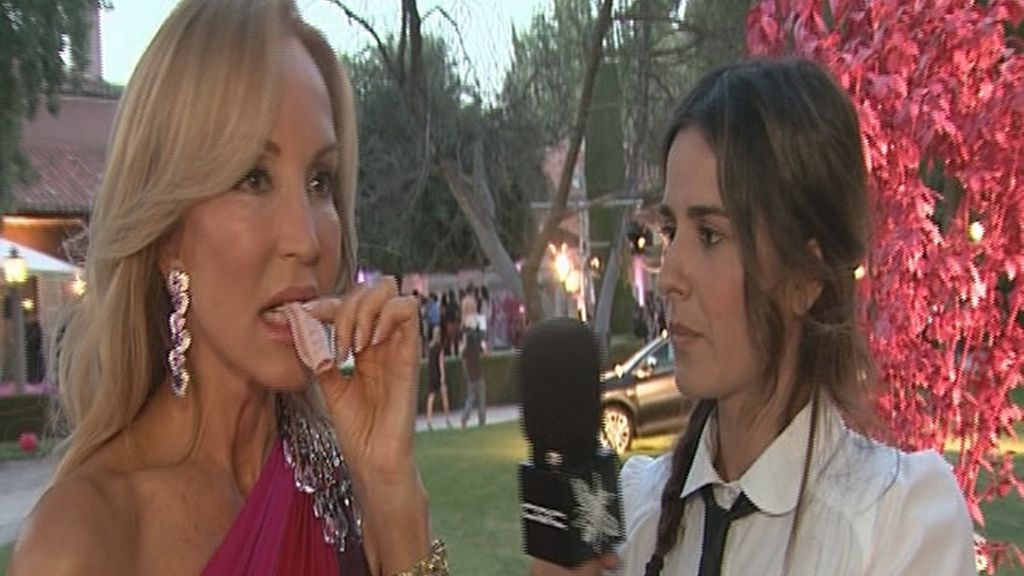 Carmen Lomana probando por primera vez el chóped