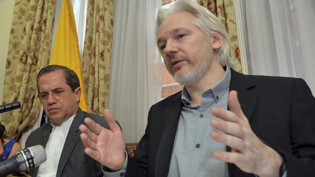 Assange en rueda de prensa en la embajada de Ecuador en Londres