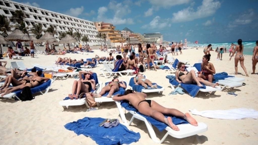Jóvenes tomando el sol en la playa