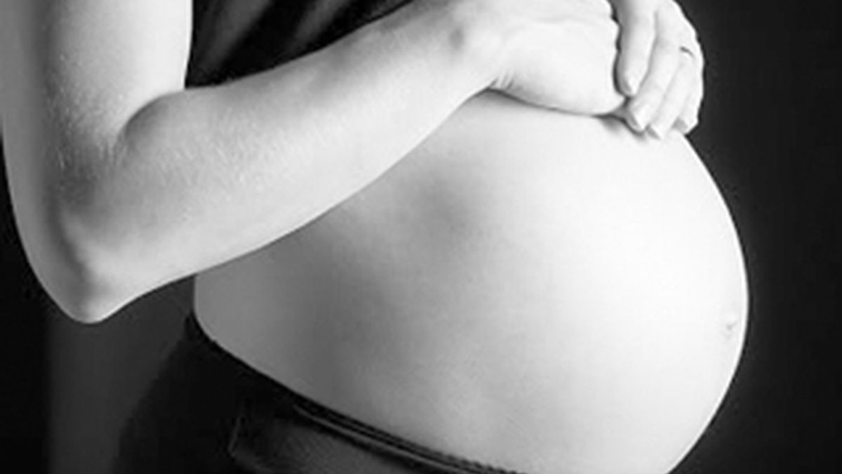 Una de cada tres mujeres españolas piensa ser madre después de los 45 años. Los expertos advierten de las pocas probabilidades de quedar embarazadas a esa edad. Vídeo: Informativos Telecinco.
