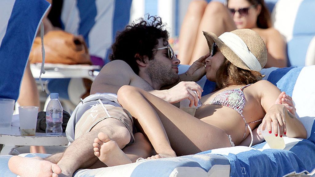 Penn Badgley (Dan en Gossip Girl) con Zoe Kravitz de cócteles y playa