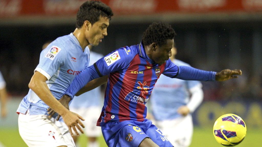 El defensa argentino del Celta, Gustavo Cabral (i), presiona al delantero nigeriano del Levante, Martins Obafemi
