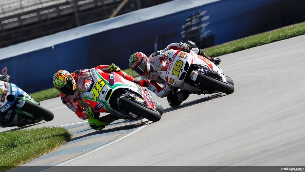 Rossi rodando por delante de Bautista en los libres de MotoGP en Indianápolis
