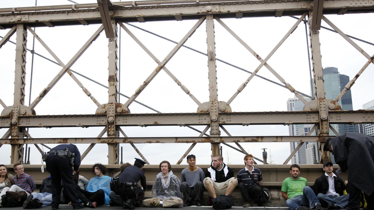 La policía ha detenido a más de 700 personas por su participación en una marcha por el puente de Brooklyn