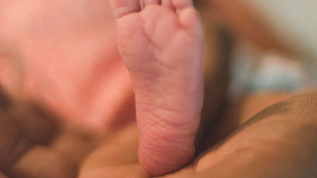 Caricias que curan a bebés enfermos