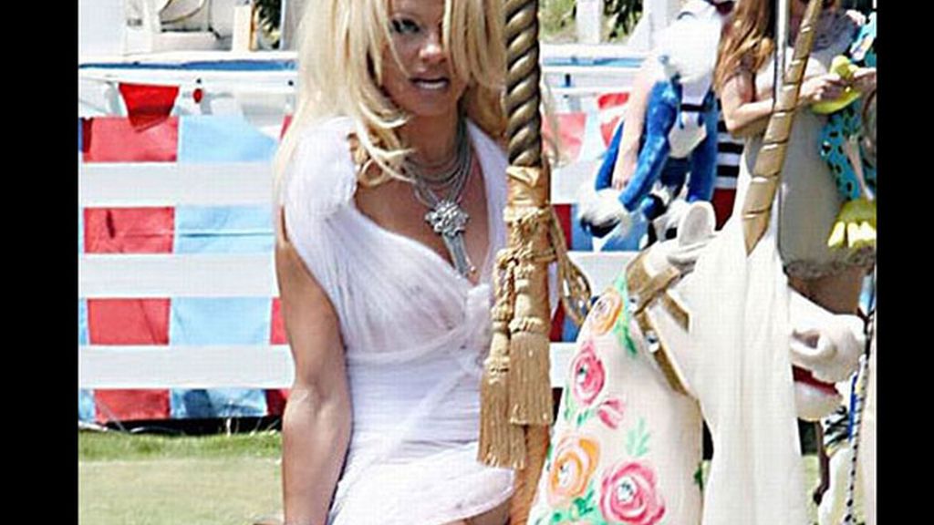 Sin ropa interior... ¿no tienen para bragas?