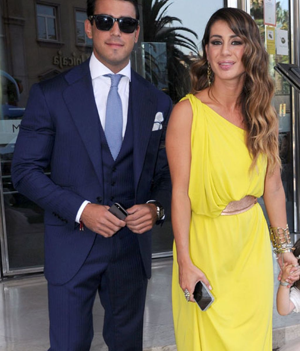 Elena Tablada, de amarillo junto a su novio y la pequeña Ela