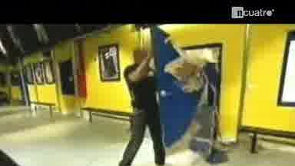 ¡En unos segundos destroza una puerta!