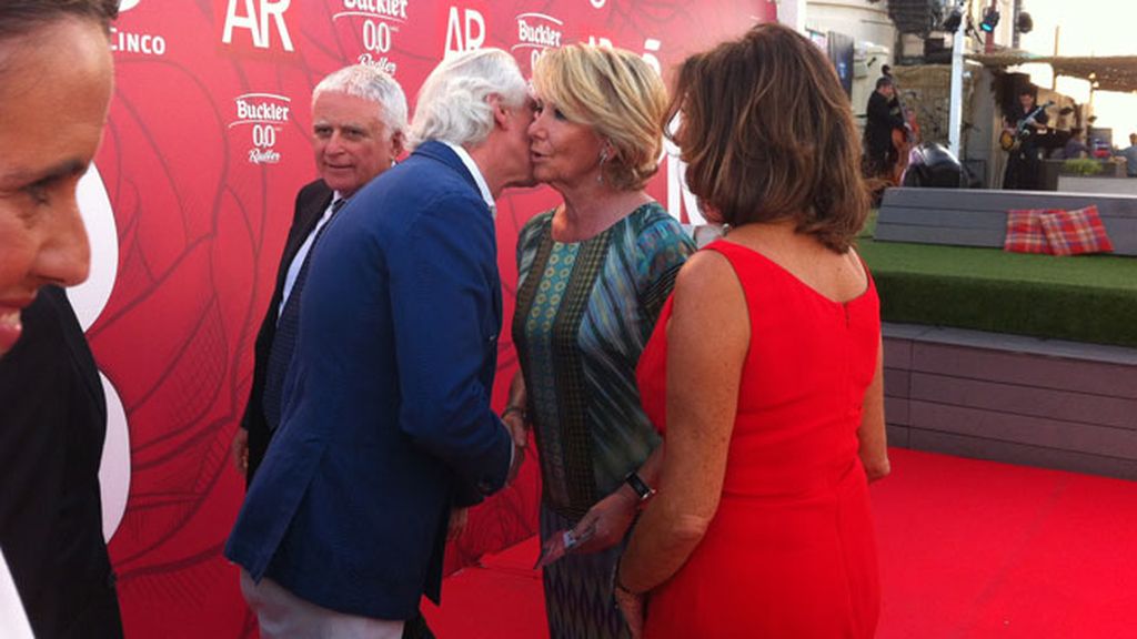 Giuseppe Tringali saluda a Esperanza Aguirre ante Paolo Vasile y Ana Rosa