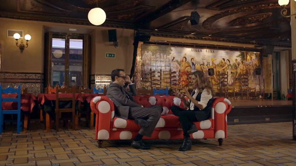 La artista se sienta en el chester