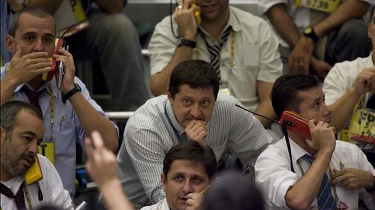 En Latinoamérica, el parqué de Sao Paulo concluyó en sintonía con el mercado neoyorquino, al descender el índice Ibovespa 1,60 por ciento, hasta los 41.907 puntos, después de que cambiaran de manos 3.095 millones de reales (1.349 millones de dólares). EFE/Archivo