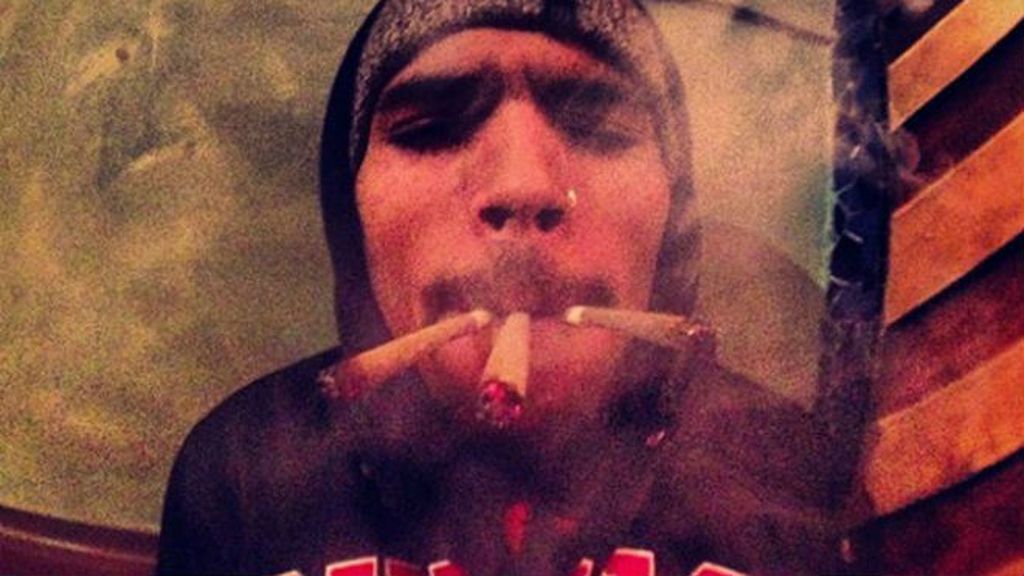 Chris Brown decidió fumárselo todo y subirlo a su Instagram para correr una cortina de humo