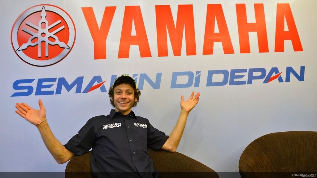 Rossi, feliz durante la presentación del nuevo logo de uno de los patrocinadores principales de Yamaha en Yakarta