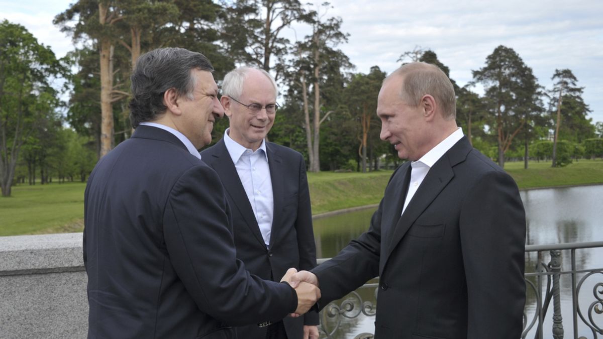 Putin saluda a Barroso en presencia de Van Rompuy