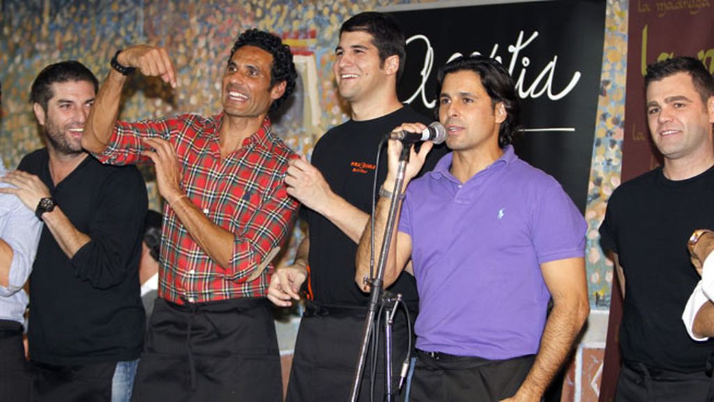 Óscar Higares, Julián Contreras, Fran Rivera y Fonsi Nieto, cantando