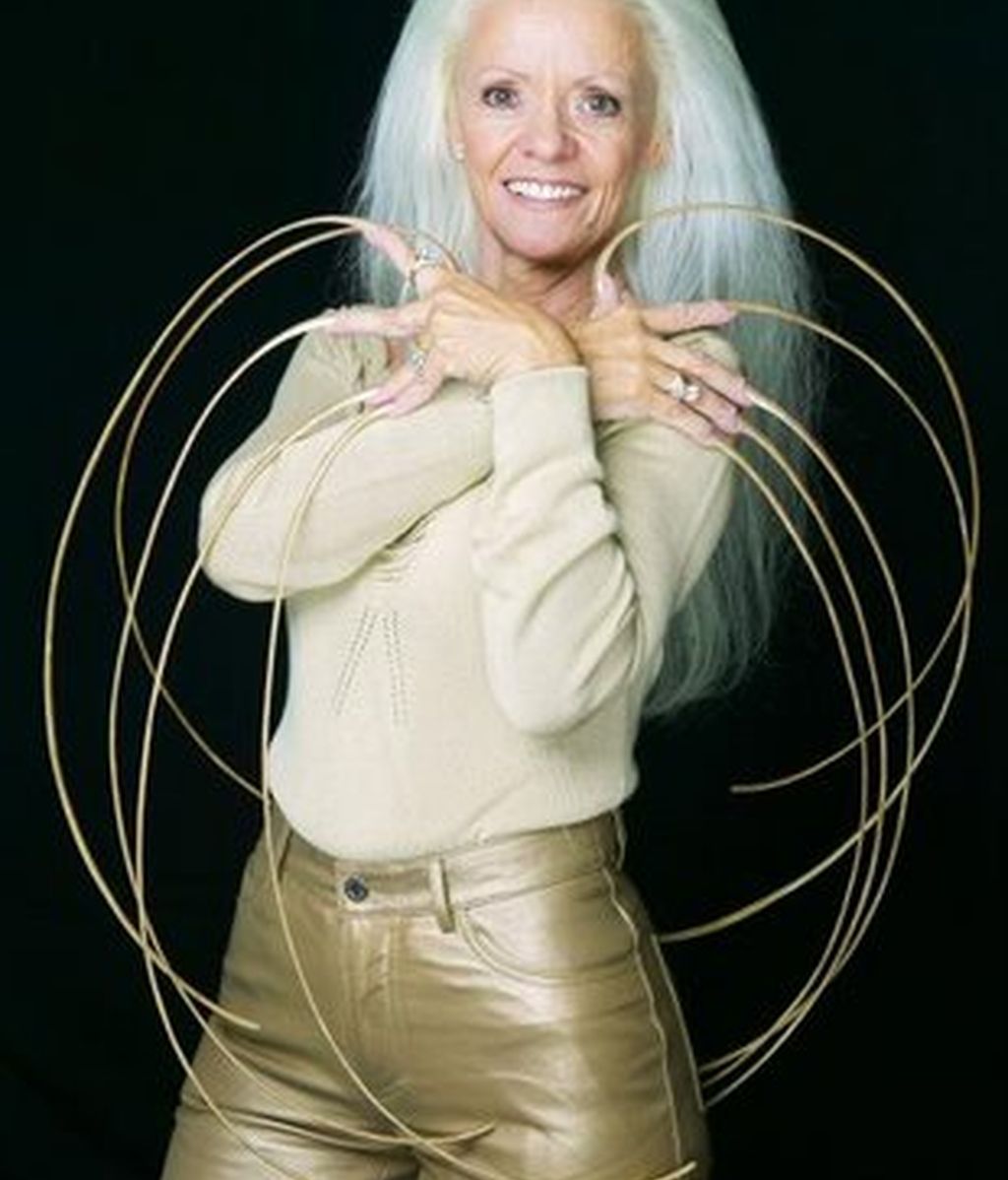 Lee Redmond exhibe sus uñas de más de ocho metros de largo