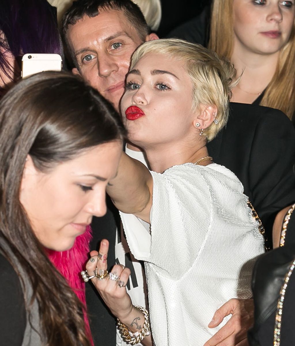 Una brillante Rihanna y una Katy Perry con chanclas de piscina, en el Daily Front Row's