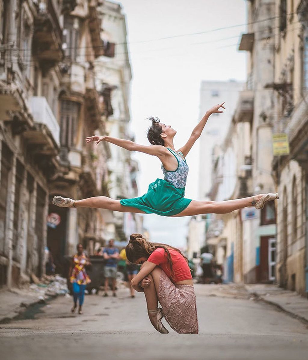 Así lucen bailarines de ballet en las calles de La Habana