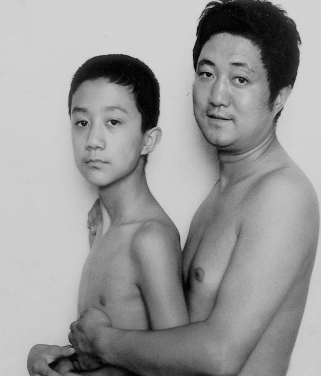 Un padre y un hijo se toman una fotografía en 1998