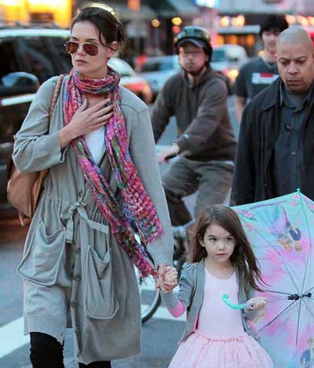 Suri Cruise bajo la lluvia