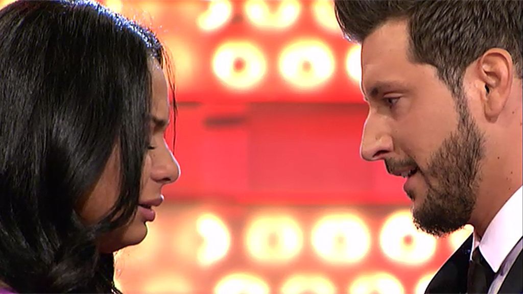 Manu cierra su trono con un precioso beso