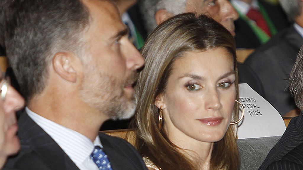 Letizia, arreglos en el pelo; Felipe, vuelve a la barba