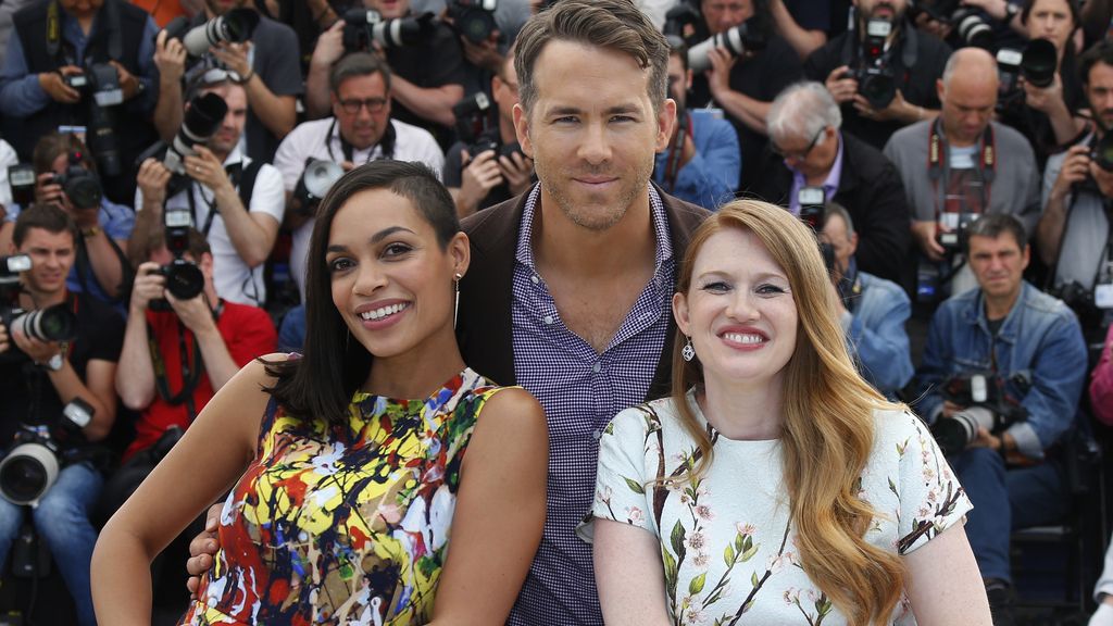 Rosario Dawson, Ryan Reynolds y Mireille Enos