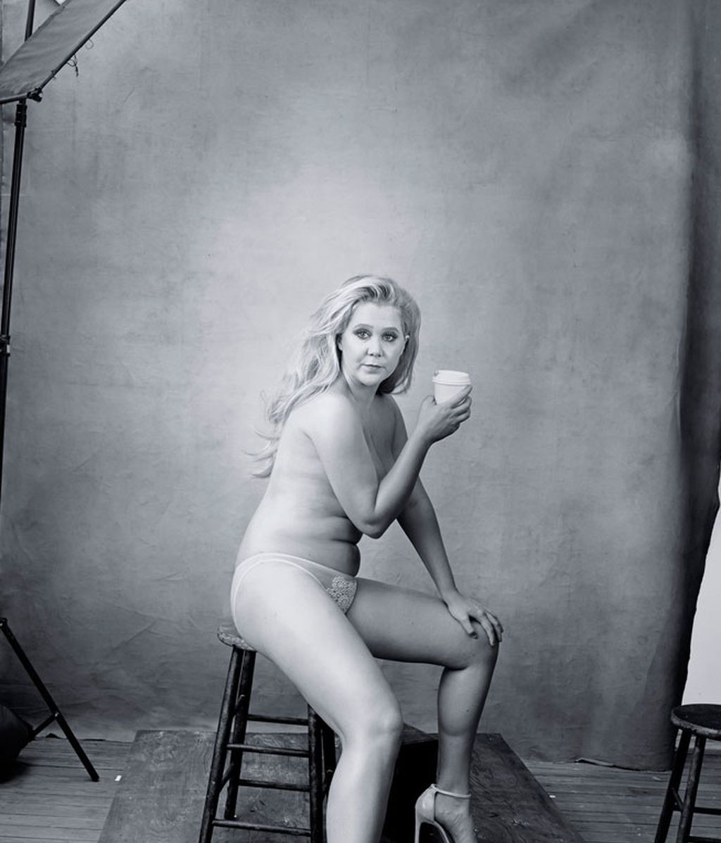La humorista Amy Schumer, tomando café