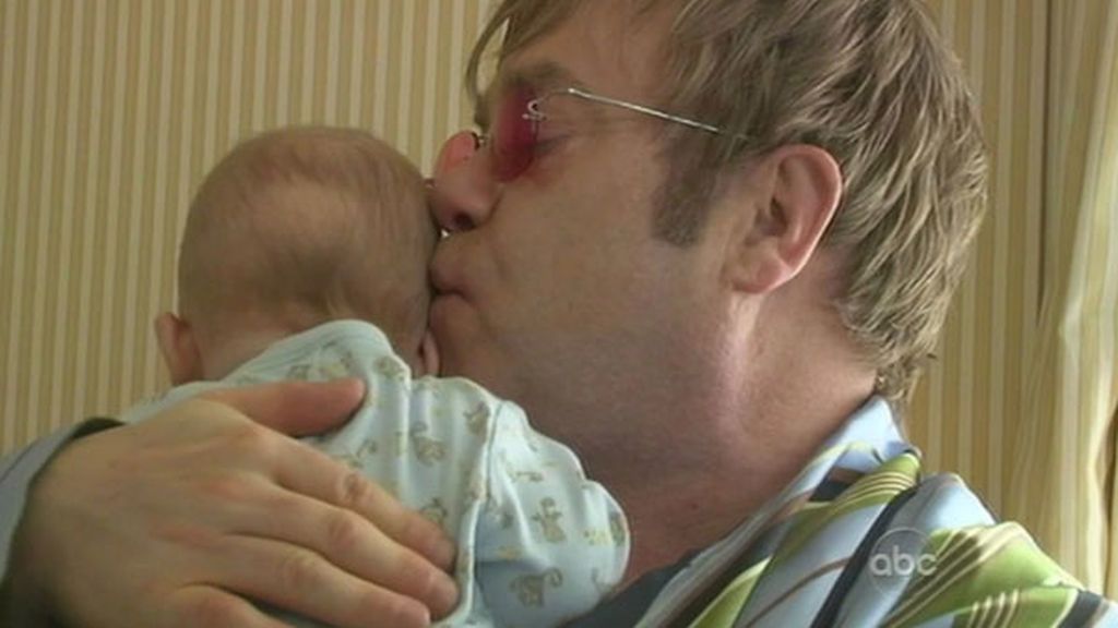 Primera aparición en televisión del bebé de Elton John