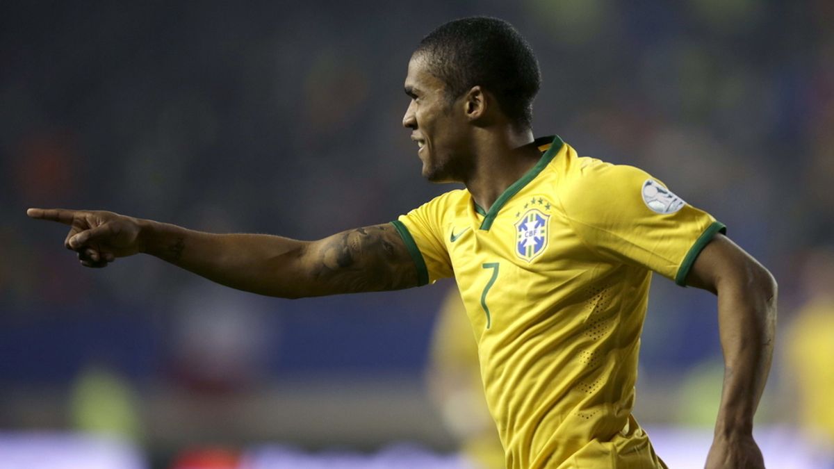 Douglas Costa da la victoria a Brasil en el descuento