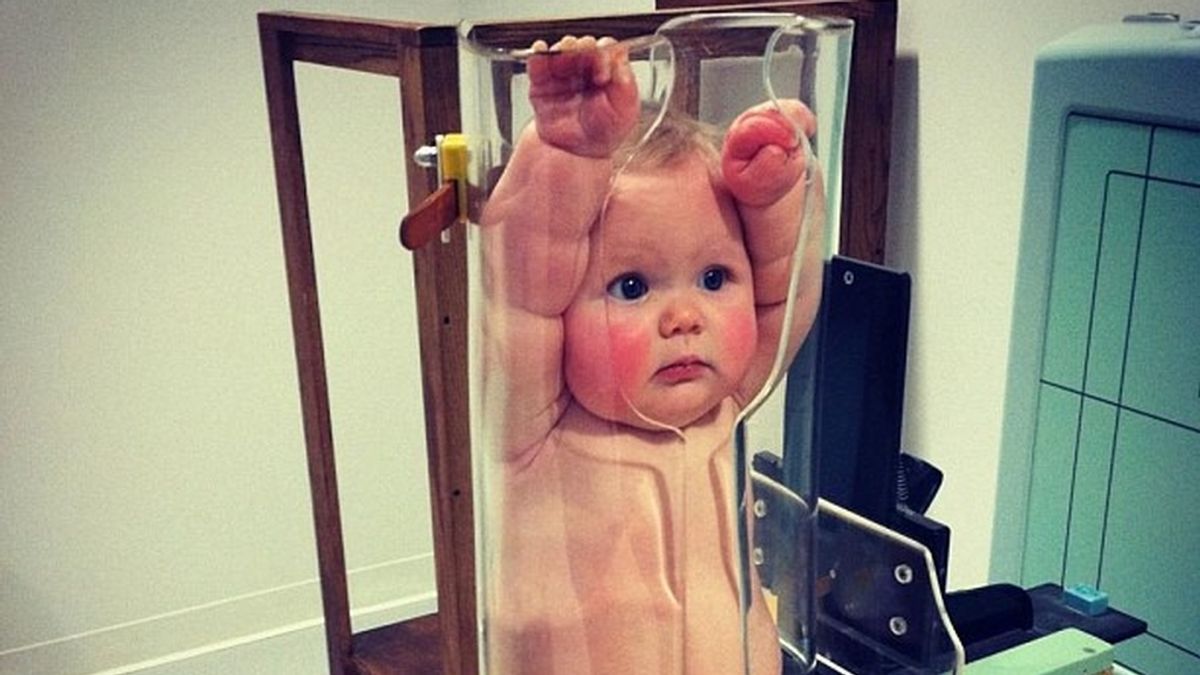 ¿Qué hace este bebé metido en un tubo?