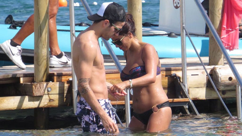 Cesc Fábregas y su novia en las playas de Ibiza