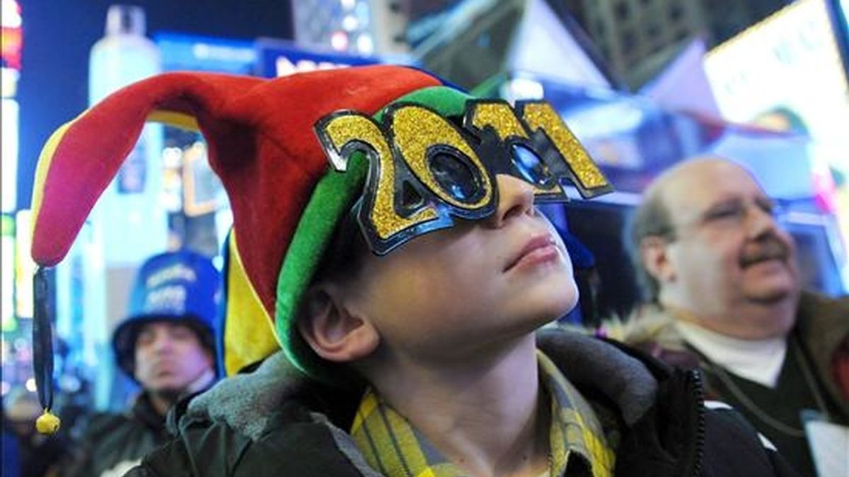 Un niño celebra en Times Square la llegada de un nuevo año en la madrugada de hoy en Nueva York (Estados Unidos). Cientos de miles de personas se congregaron para recibir el año a pesar de que se registrara la sexta mayor nevada de la historia de Nueva York cuatro días antes de la llegada del nuevo año. EFE