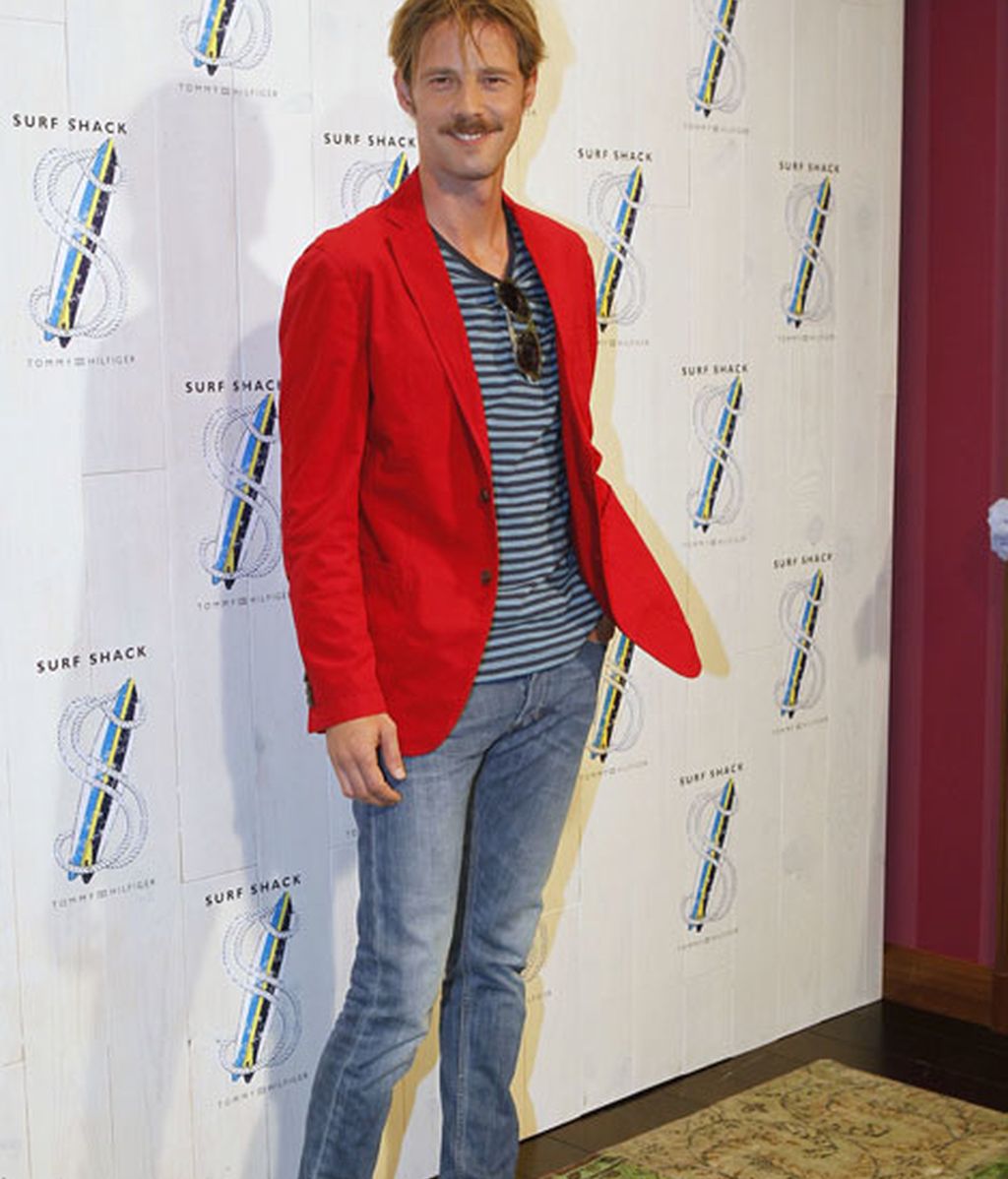 El actor Eloy Azorín, de rojo y azul amarinerado