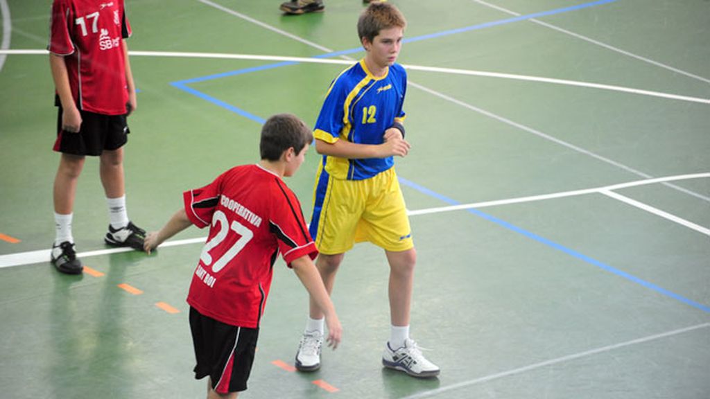El joven juega en el equipo infantil Handbol Esplugues