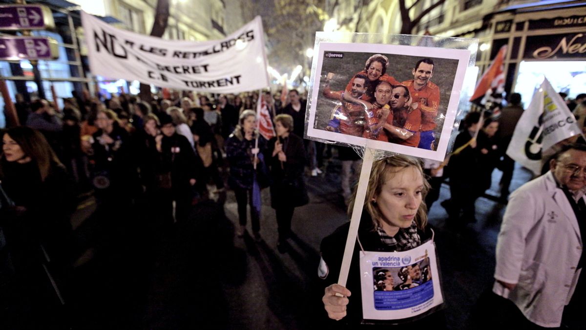 Miles de valencianos se manifiestan en defensa de los servicios públicos