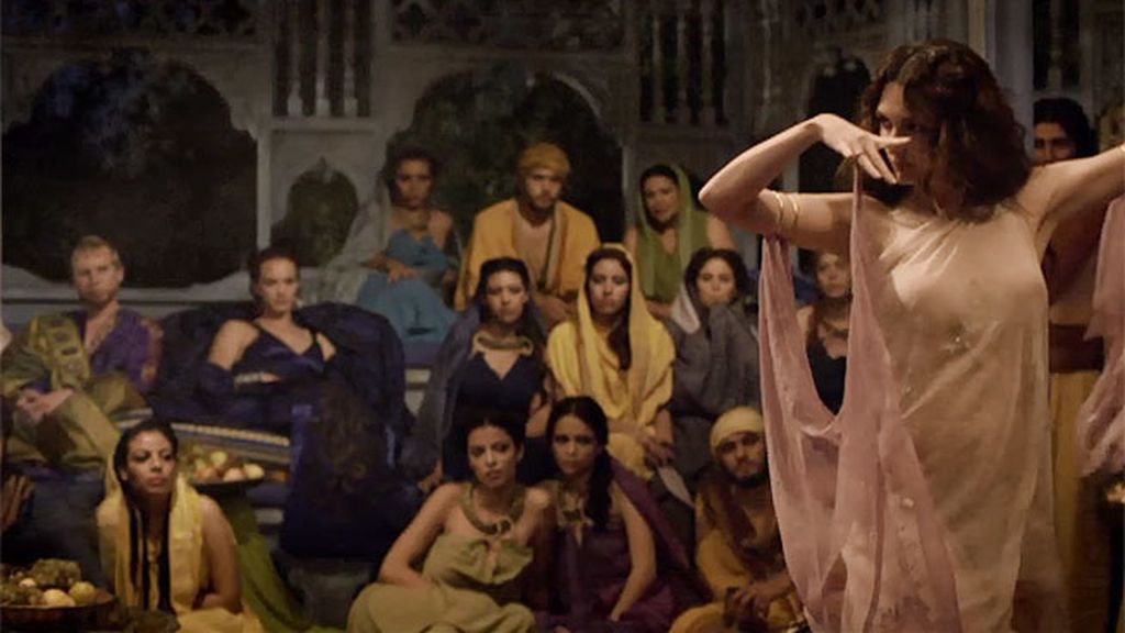 Magdalena llega a palacio tras la lapidación de su madre