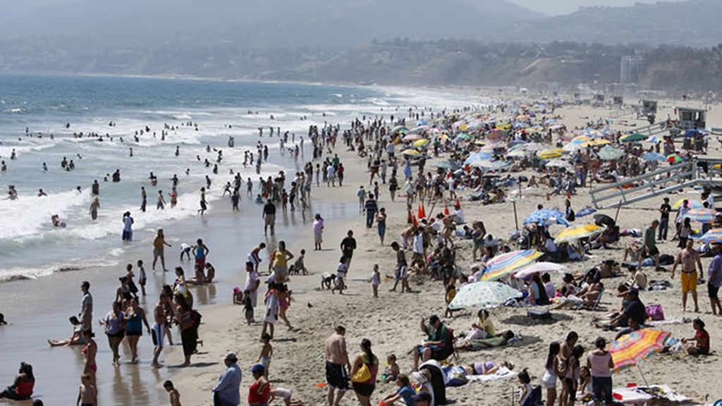 La bulliciosa playa de Santa Monica, una de la más famosas de los Estados Unidos