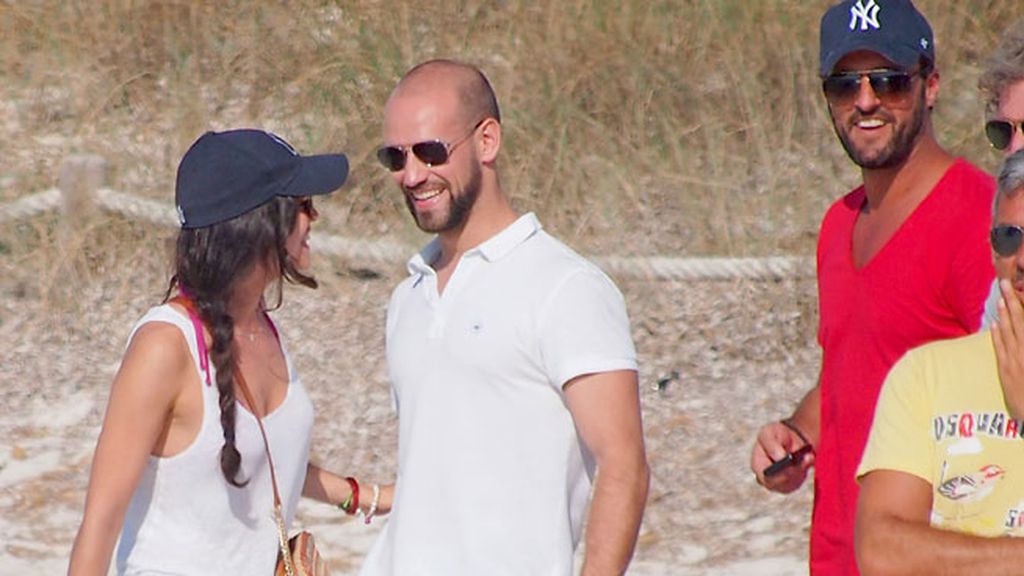 Gonzalo Miró y su chica, Ana Isabel Medinabeitia, de yate y playa en Formentera